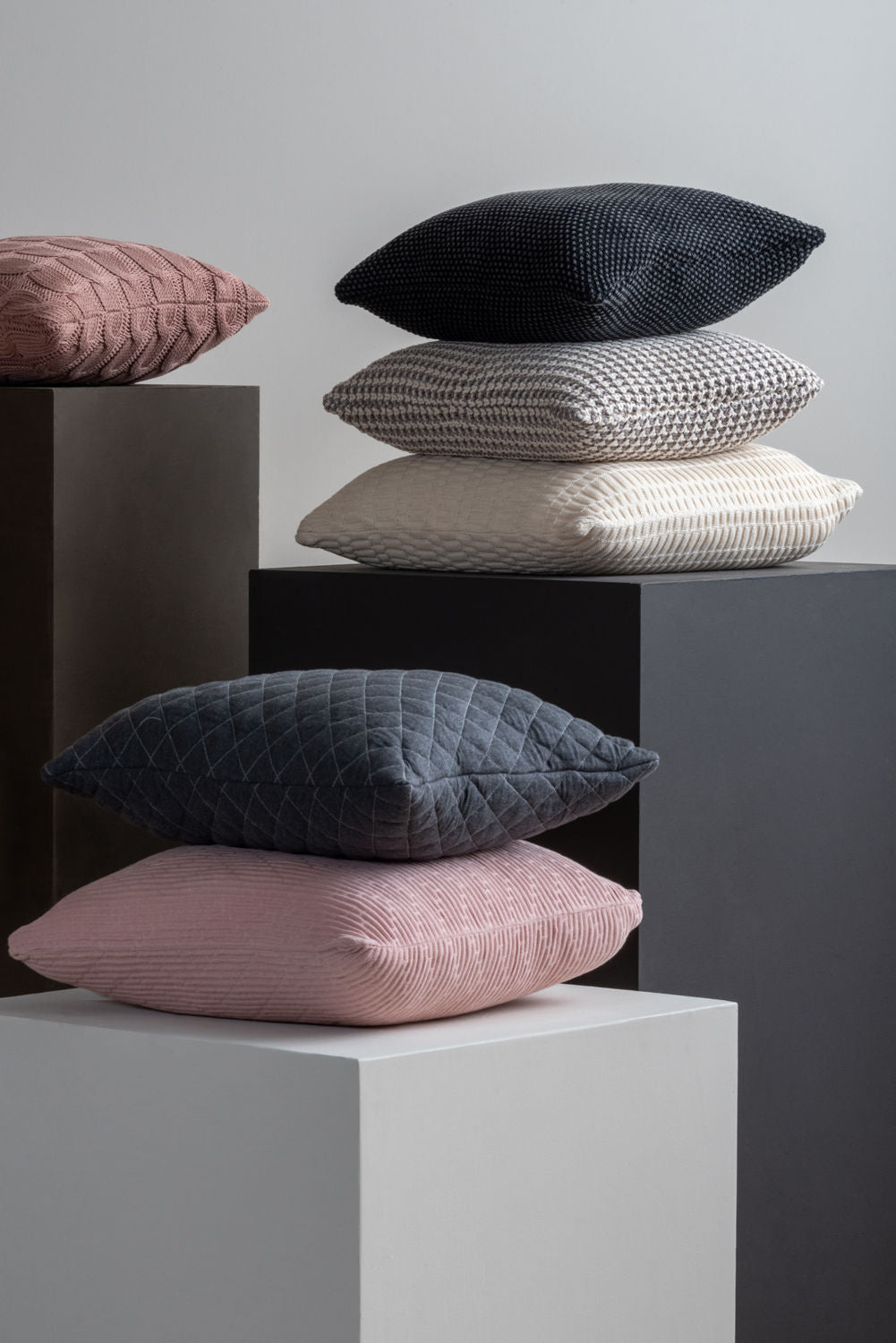 Cushion Zigzag knitted cotton soft pink