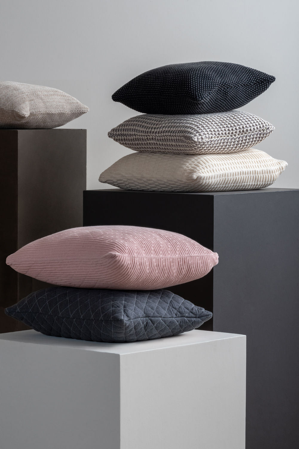 Cushion Zigzag knitted cotton soft pink